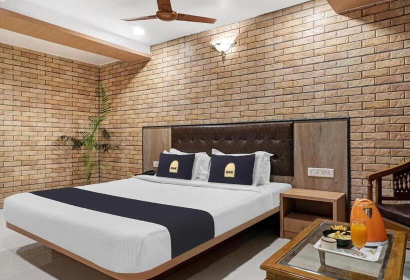 Люкс, Super Townhouse Oak Gharonda Residency Near Sant Tukaram Nagar Metro Station