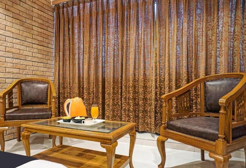 Люкс, Super Townhouse Oak Gharonda Residency Near Sant Tukaram Nagar Metro Station