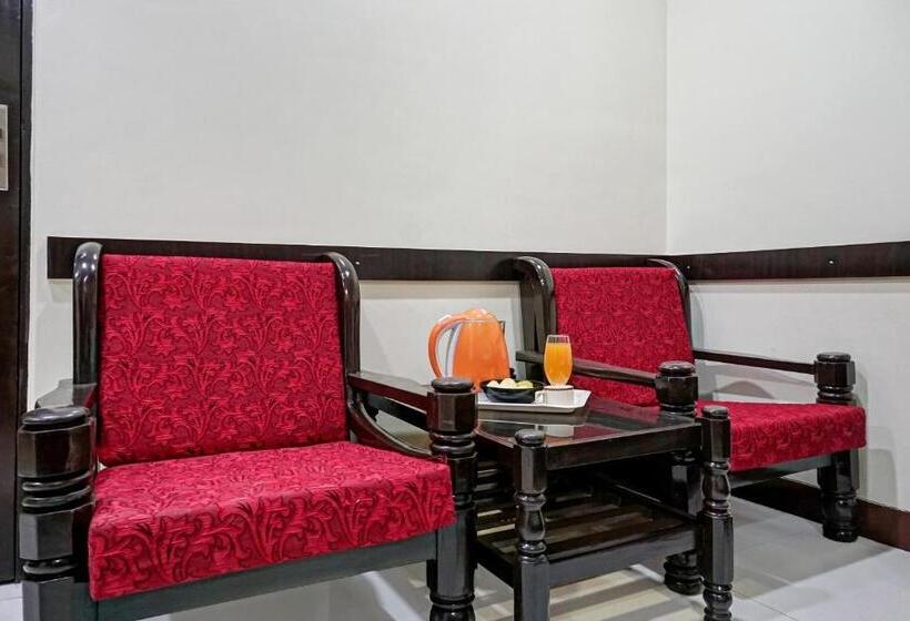 Люкс, Super Townhouse Oak Gharonda Residency Near Sant Tukaram Nagar Metro Station