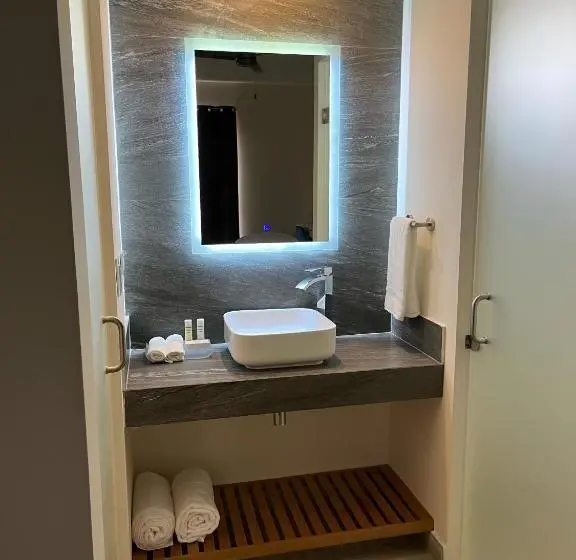 Villa 2 Makuuhuonetta, The Cove Boutique Hotel Adults Only