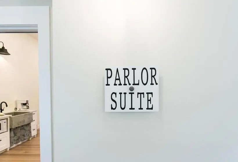 キングサイズベッドのスイートルーム, Farmhouse Suites By Amish Country Lodging