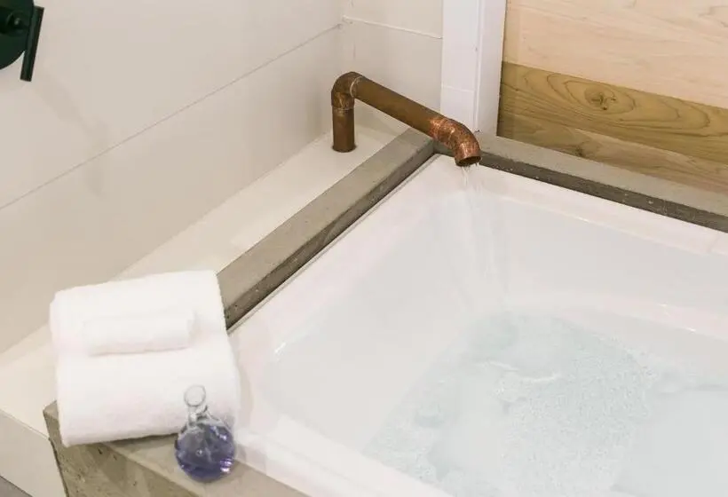キングサイズベッドのスイートルーム, Farmhouse Suites By Amish Country Lodging