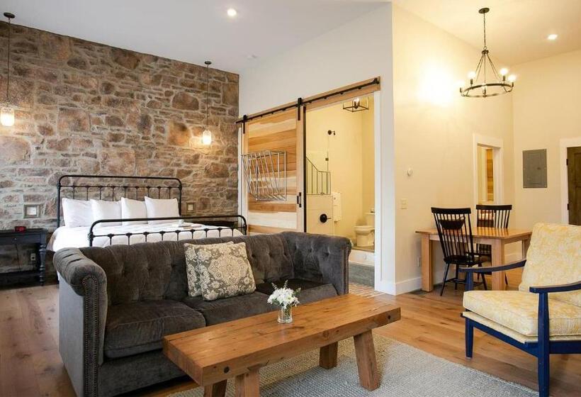 جناح سرير كينج, Farmhouse Suites By Amish Country Lodging