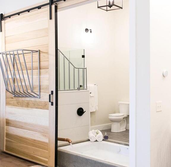 Люкс Кровать Кинг, Farmhouse Suites By Amish Country Lodging