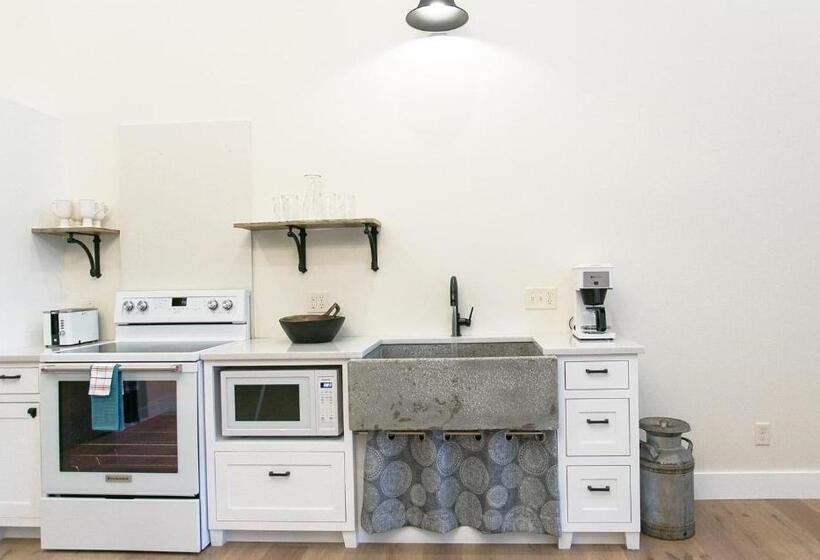 Люкс Кровать Кинг, Farmhouse Suites By Amish Country Lodging