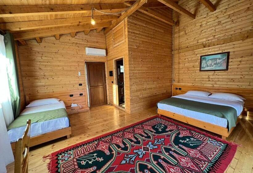 バルコニー付きスタンダードトリプルルーム, Wooden House