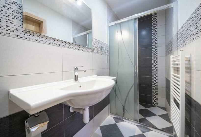 غرفة قياسية مطلة على الجبل, Penzión čikovský