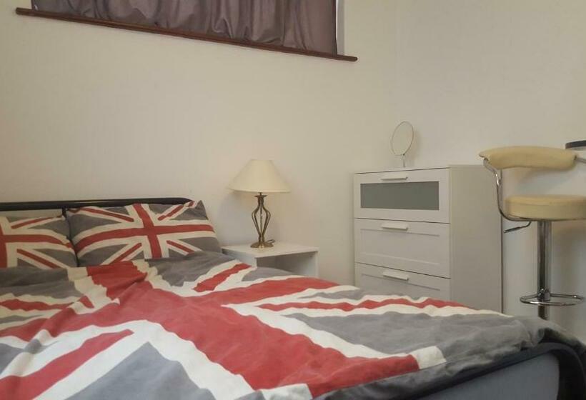 חדר אקונומי, The Heart Of Stratford..!