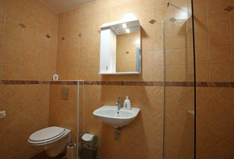 اتاق استاندارد سه نفره, Gostilna In Prenočišča Gedžo