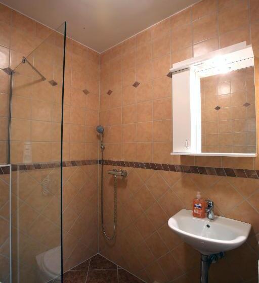 اتاق استاندارد سه نفره, Gostilna In Prenočišča Gedžo