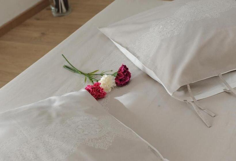 اتاق لوکس با بالکن, Piccolo Borgo Antico