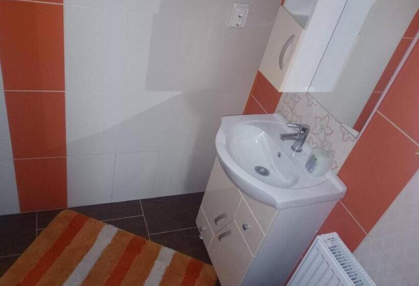 غرفة عائلية, Casa Alex