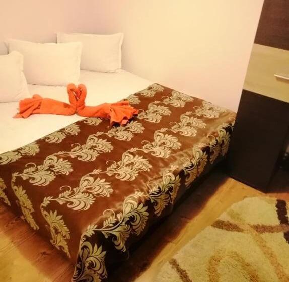 غرفة عائلية, Casa Alex