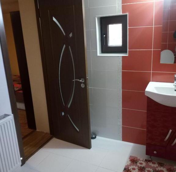 غرفة عائلية, Casa Alex