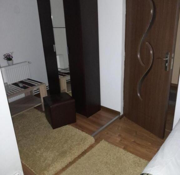 غرفة عائلية, Casa Alex