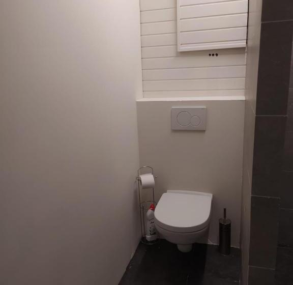 四人标准间, The Place