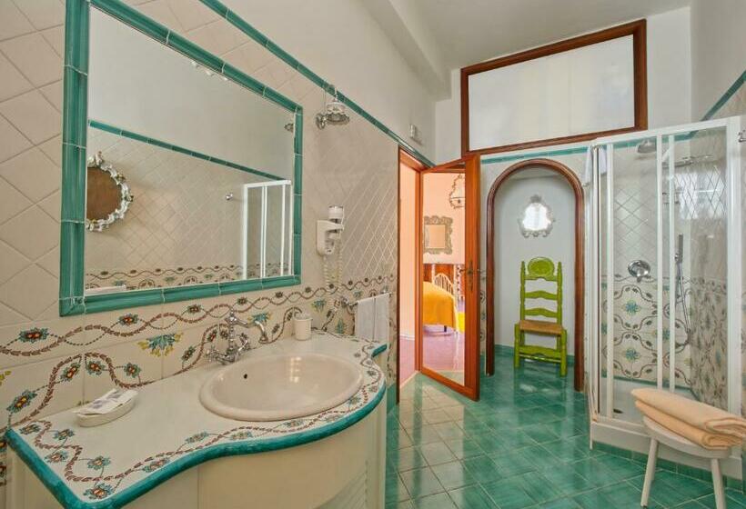 غرفة ديلوكس مطلّة علي البحر مزوَّدة بشُرفة, Villa Scarpariello Relais