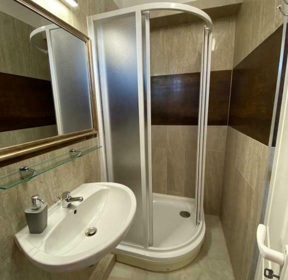 דירת שלושה חדרים, Platán Apartmanház