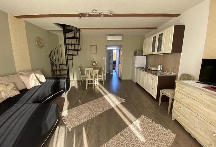 דירת שלושה חדרים, Platán Apartmanház