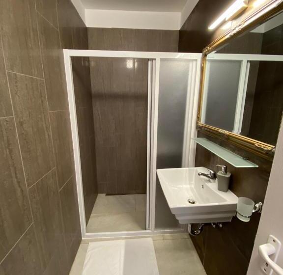 דירת חדר, Platán Apartmanház