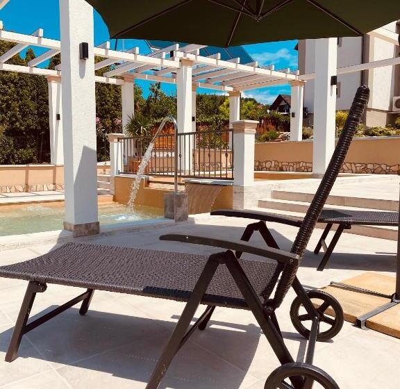 低层单卧公寓, Platán Apartmanház