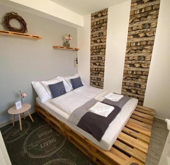 低层单卧公寓, Platán Apartmanház