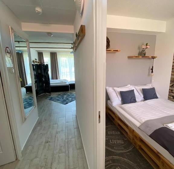 低层单卧公寓, Platán Apartmanház