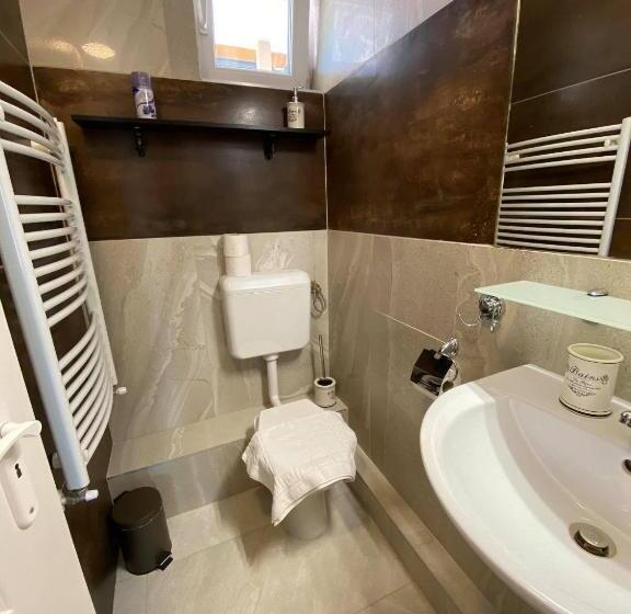 低层单卧公寓, Platán Apartmanház