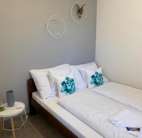 דירת חדר, Platán Apartmanház