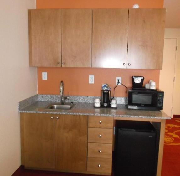 带大床的套房, Days Inn & Suites By Wyndham Caldwell