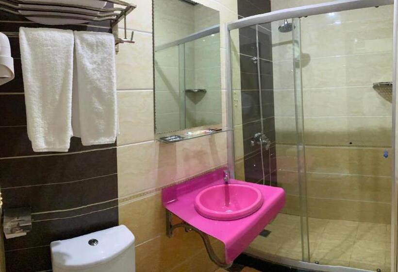 이코노미 룸, Royal