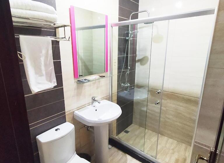 이코노미 룸, Royal