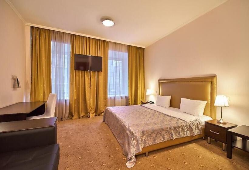 주니어 스위트, Skver Tverskaya