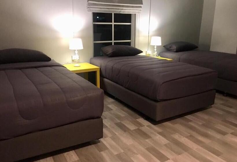 اتاق استاندارد سه نفره, 43 Home