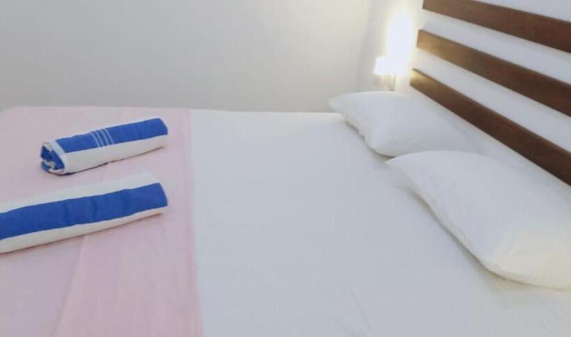 اتاق استاندارد با چشم‌انداز باغ, Petit Guest House