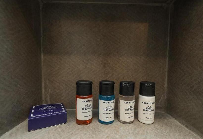 سوئیت با تخت بزرگ, The Mark