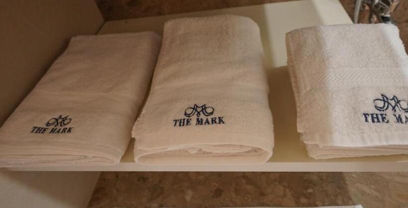 سوئیت با تخت بزرگ, The Mark