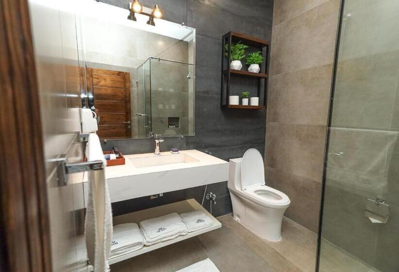 سوئیت با تخت بزرگ, The Mark