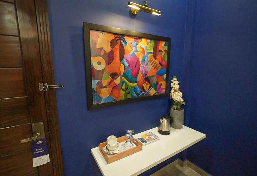 سوئیت با تخت بزرگ, The Mark