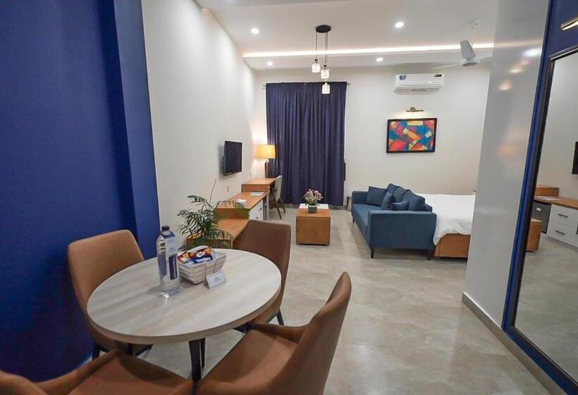 سوئیت با تخت بزرگ, The Mark