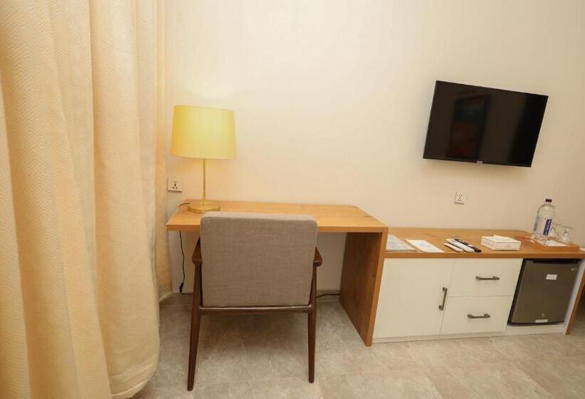 اتاق لوکس با تخت بزرگ, The Mark