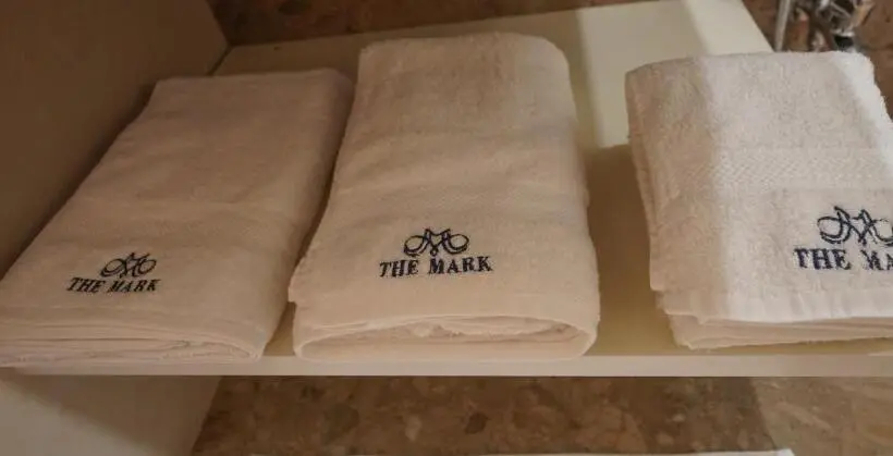اتاق لوکس, The Mark