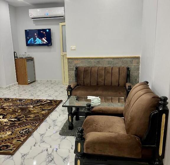 سوئیت جونیور با چشم‌انداز باغ, Life Pyramids Inn