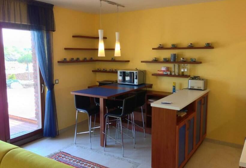 شقة غرفة واحدة مزودة بتراس, Lake View Apartments Near Golf Resort Kunětická Hora, Dříteč