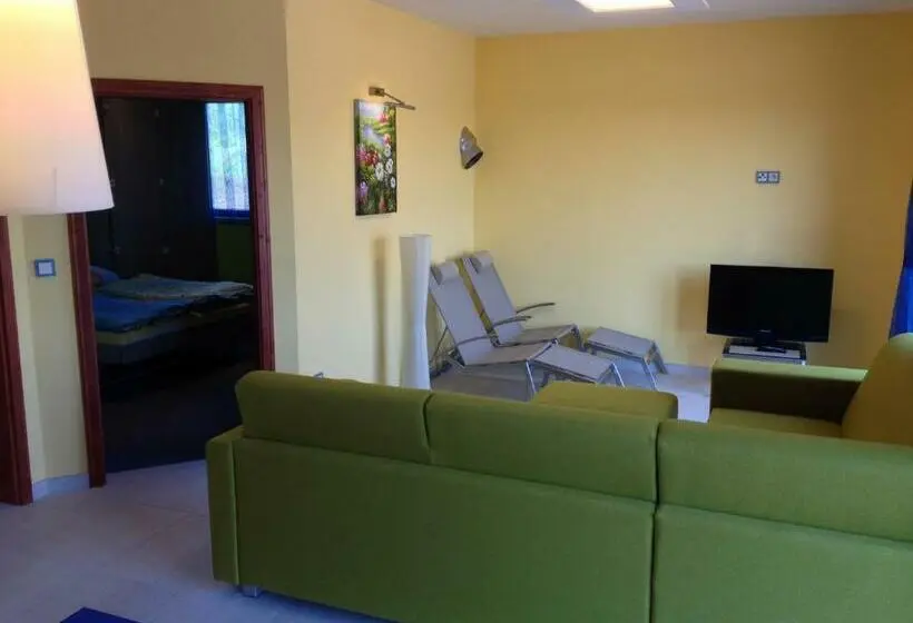 Huoneisto 1 Makuuhuone Terassi, Lake View Apartments Near Golf Resort Kunětická Hora, Dříteč