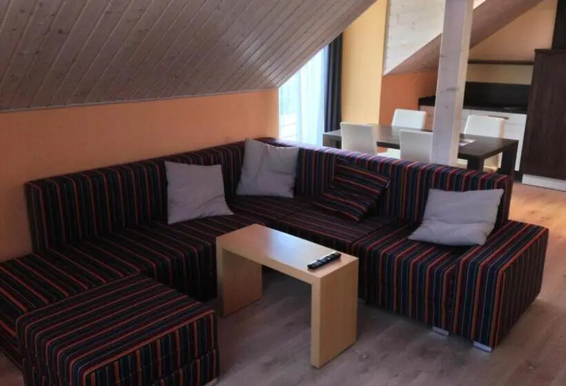 Huoneisto 1 Makuuhuone Parveke, Lake View Apartments Near Golf Resort Kunětická Hora, Dříteč