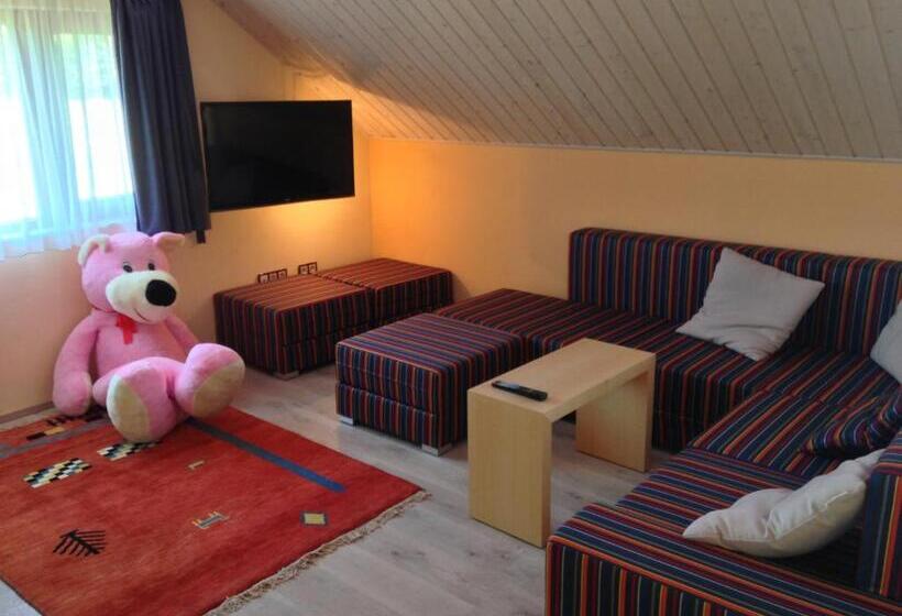 شقة غرفة نوم واحدة مزودة بشُرفة, Lake View Apartments Near Golf Resort Kunětická Hora, Dříteč