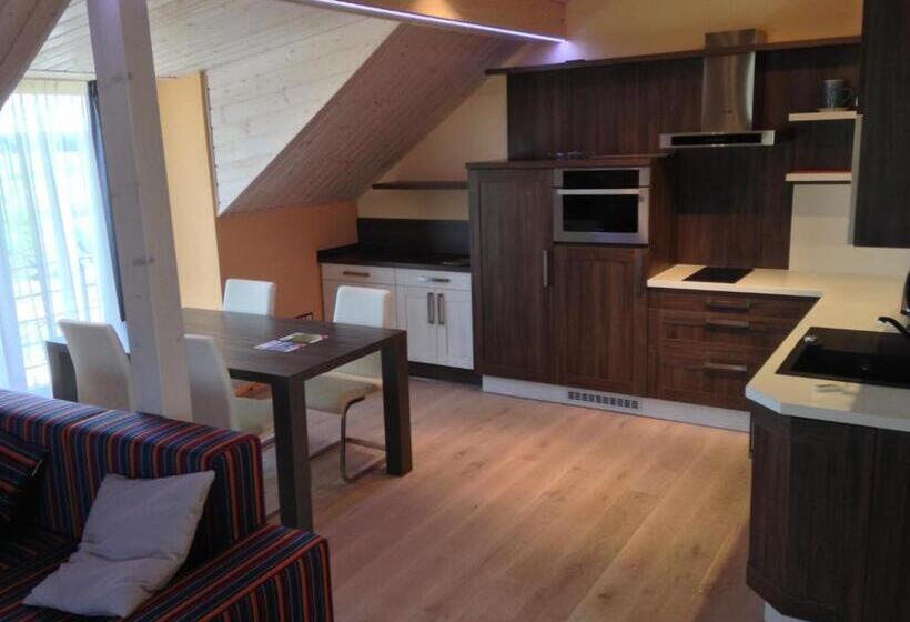 شقة غرفة نوم واحدة مزودة بشُرفة, Lake View Apartments Near Golf Resort Kunětická Hora, Dříteč