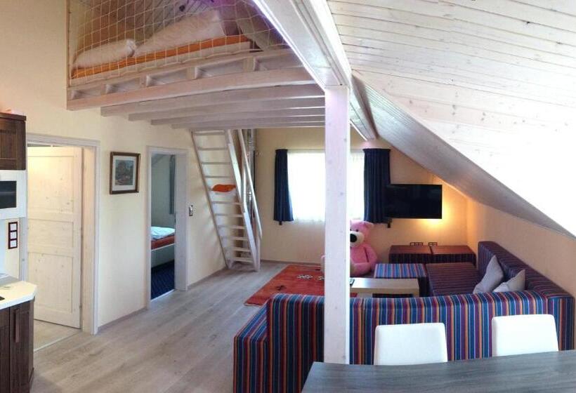 شقة غرفة نوم واحدة مزودة بشُرفة, Lake View Apartments Near Golf Resort Kunětická Hora, Dříteč