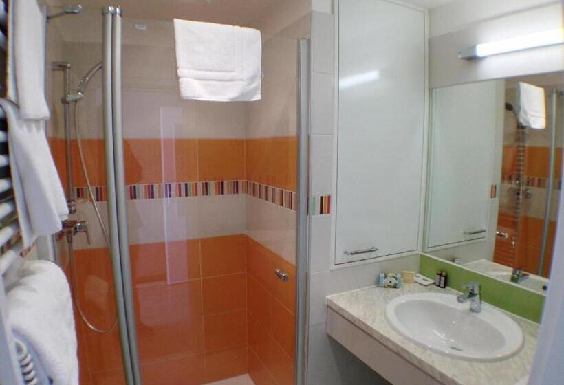 شقة غرفة نوم واحدة مزودة بشُرفة, Lake View Apartments Near Golf Resort Kunětická Hora, Dříteč